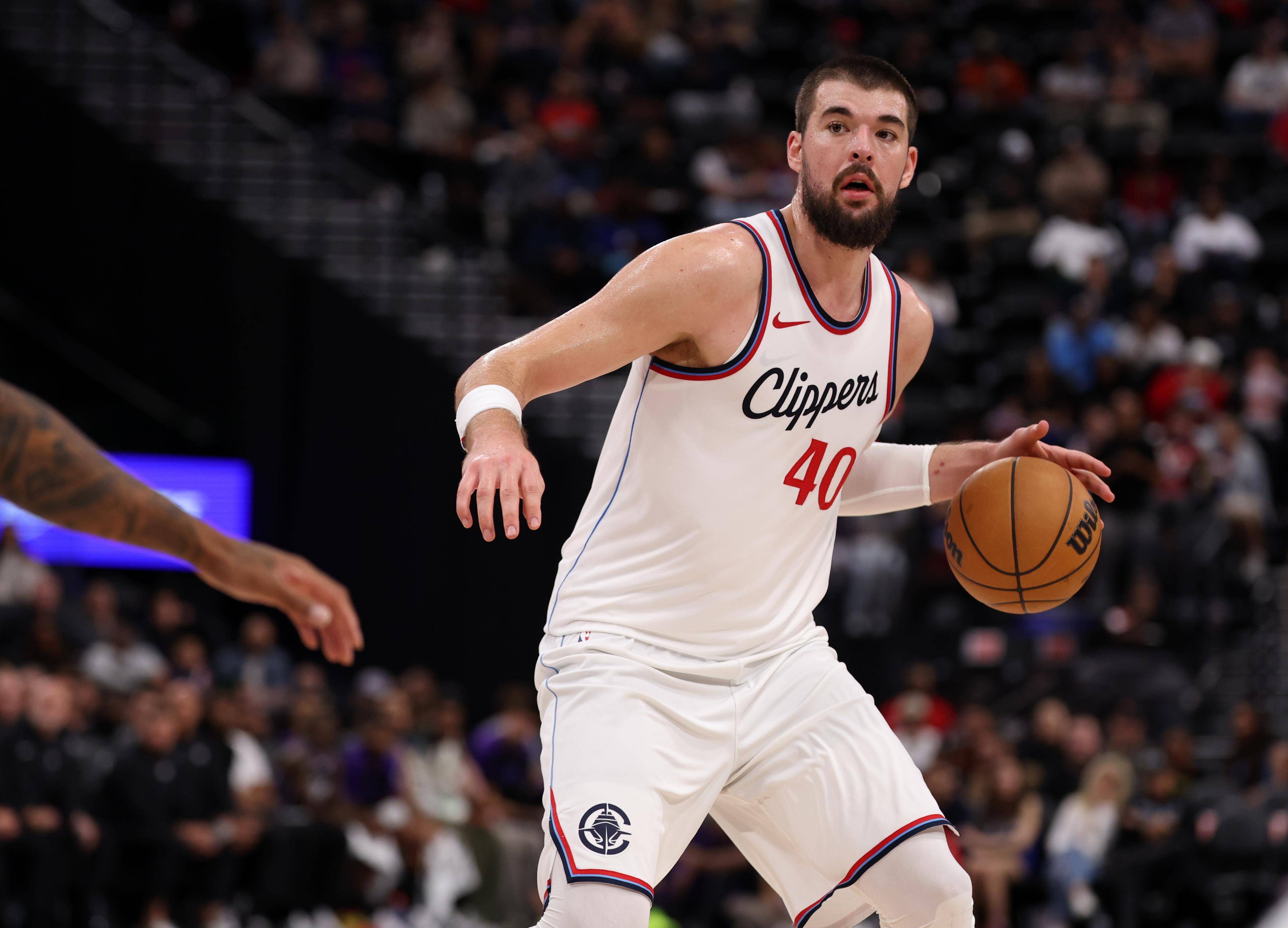 九游会-詹姆斯在快船比赛中重返赛场，出色发挥引发热议！比赛高潮迭起的简单介绍